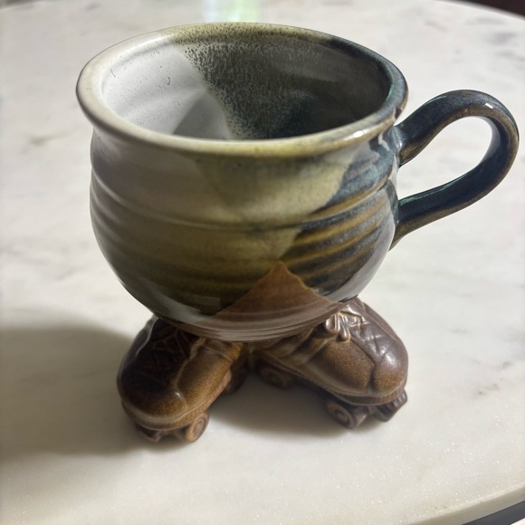 1979 Muddy Waters Pottery ceramic, glazed mug with legs and roller skates - Picture 3 of 10